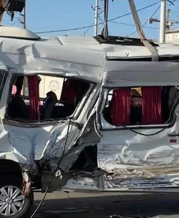 TIR ile çarpışan işçi servisi devrildi: 8 yaralı