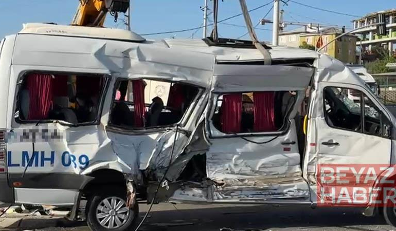 TIR ile çarpışan işçi servisi devrildi: 8 yaralı