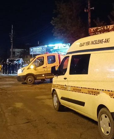Park halindeki çekiciye çarpan otomobilden fırlayan kadın öldü