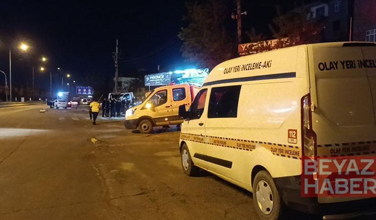 Park halindeki çekiciye çarpan otomobilden fırlayan kadın öldü