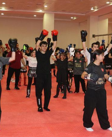 Muaythai sporuna ilgi; gençler hem kendini savunuyor hem geleceğini inşa ediyor