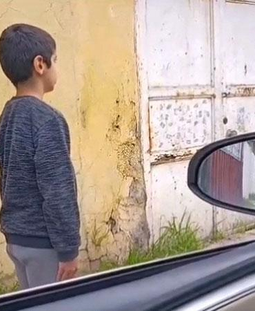 İstiklal Marşı’na yolda eşlik eden Emre’ye ödül
