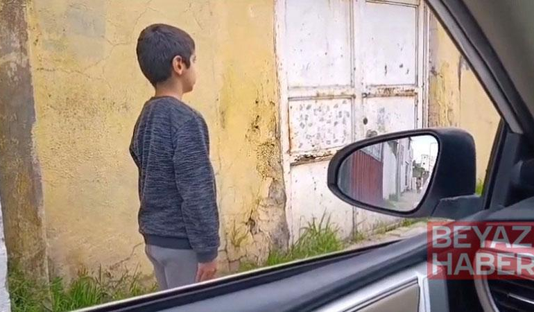 İstiklal Marşı’na yolda eşlik eden Emre’ye ödül