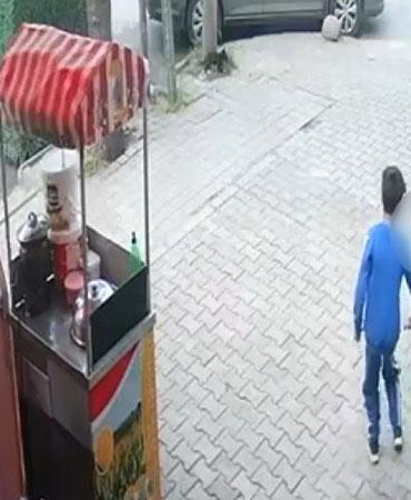 Esenler’de kediye bıçakla zarar veren çocuklar kendilerini uyaran kadının üzerine yürüdü
