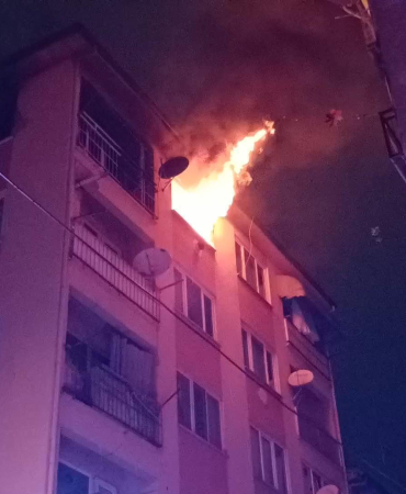 Bursa’da apartman dairesinde çıkan yangın söndürüldü