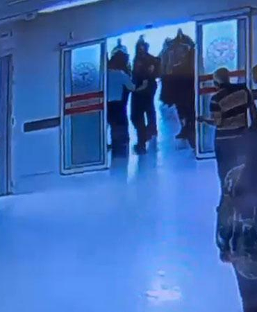 Radyasyon odasına zorla giren hasta yakını, doktora saldırdı