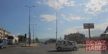 Hafif ticari araç ile özel halk otobüsü çarpıştı; kaza kamerada