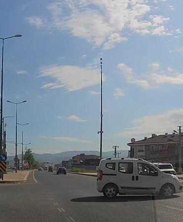 Hafif ticari araç ile özel halk otobüsü çarpıştı; kaza kamerada