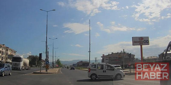 Hafif ticari araç ile özel halk otobüsü çarpıştı; kaza kamerada