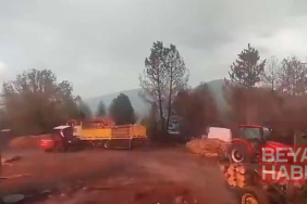 Orman işçilerinin yakınına yıldırım düştü; o anlar kamerada