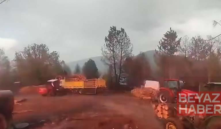Orman işçilerinin yakınına yıldırım düştü; o anlar kamerada