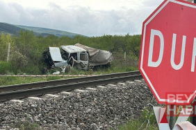 Tren, hemzemin geçitte kamyonete çarptı; 1 ölü, 3 yaralı