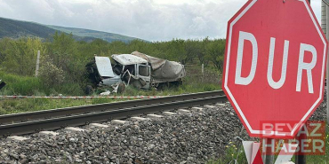 Tren, hemzemin geçitte kamyonete çarptı; 1 ölü, 3 yaralı
