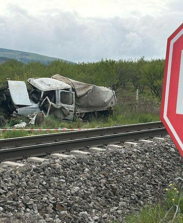 Tren, hemzemin geçitte kamyonete çarptı; 1 ölü, 3 yaralı