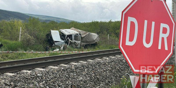 Tren, hemzemin geçitte kamyonete çarptı; 1 ölü, 3 yaralı