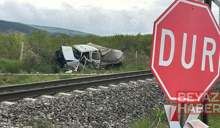 Tren, hemzemin geçitte kamyonete çarptı; 1 ölü, 3 yaralı