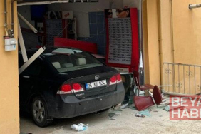 Fren yerine gaz pedalına bastı, ziyarete gittiği arkadaşının iş yerine otomobille girdi
