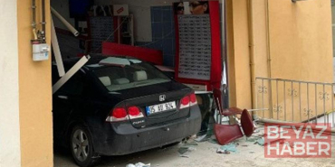Fren yerine gaz pedalına bastı, ziyarete gittiği arkadaşının iş yerine otomobille girdi