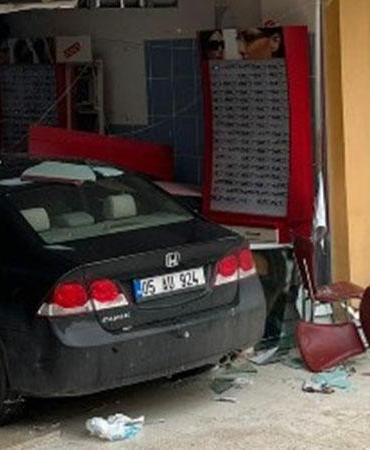 Fren yerine gaz pedalına bastı, ziyarete gittiği arkadaşının iş yerine otomobille girdi