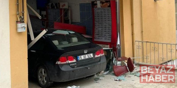 Fren yerine gaz pedalına bastı, ziyarete gittiği arkadaşının iş yerine otomobille girdi