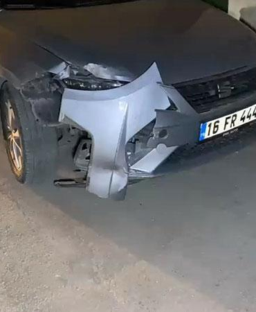 Sürücüsü rahatsızlanan otomobil, park halindeki 3 araca çarptı: 1 yaralı