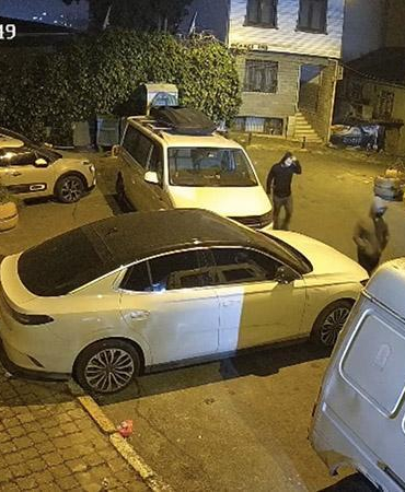 Beyoğlu’nda iş insanının otomobilinin lastiklerini bıçakladılar: