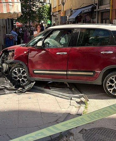Kendisine çarpan otomobil ile duvar arasında sıkışan Gökçe öldü