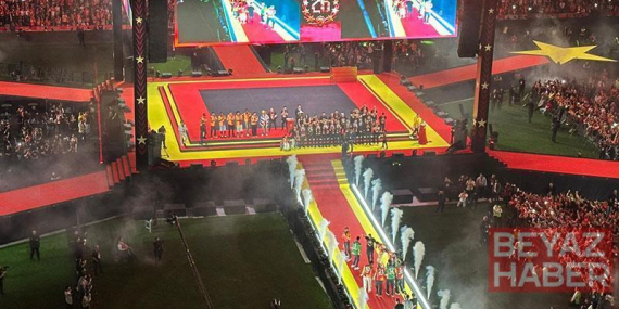Şampiyon Galatasaray kupasına kavuştu