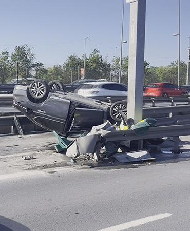 Küçükçekmece D-100 Karayolunda takla atan otomobilde mahsur kalan kişi kurtarıldı