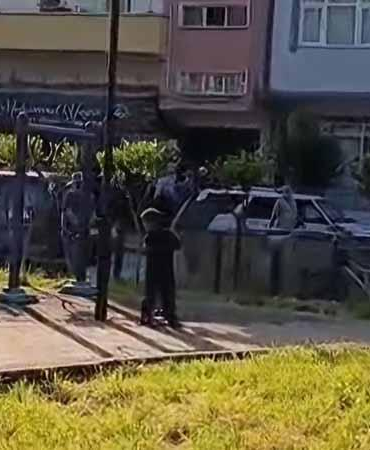 Sokak ortasında tabanca ile vurulan kadın, berber dükkanına sığındı