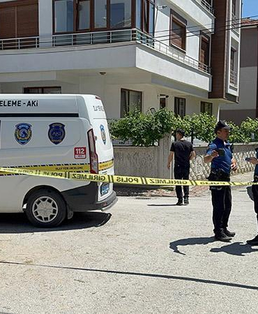 Polis, parkta elleri kanlı buldu; anne ve babasını öldürdüğü ortaya çıktı