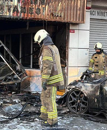 Şişli’de otomobil iş yerine girdi, yangın çıktı: 2 yaralı