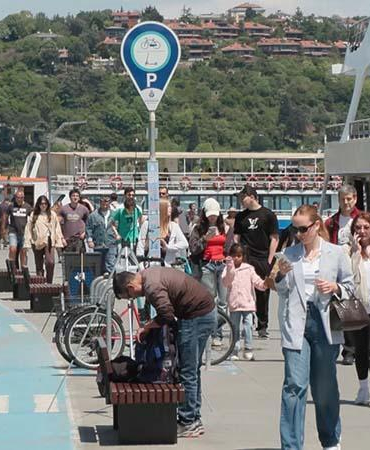 Bebek Sahili’nde piknik yapıp balık tuttular; güneşli havanın keyfini çıkardılar