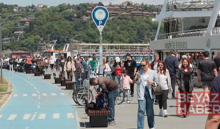 Bebek Sahili’nde piknik yapıp balık tuttular; güneşli havanın keyfini çıkardılar
