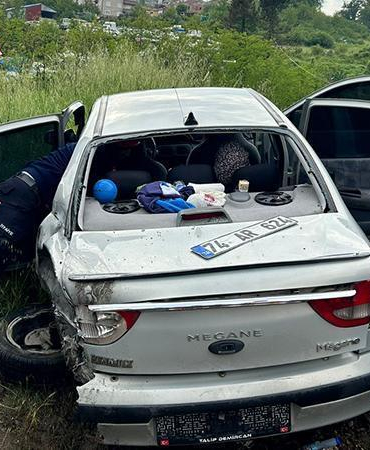 TIR, otomobille çarpıştıktan sonra devrildi: 6 yaralı