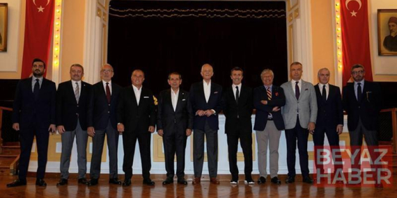 Galatasaray’ın efsaneleri UEFA Kupası zaferinin yıl dönümünde bir araya geldi