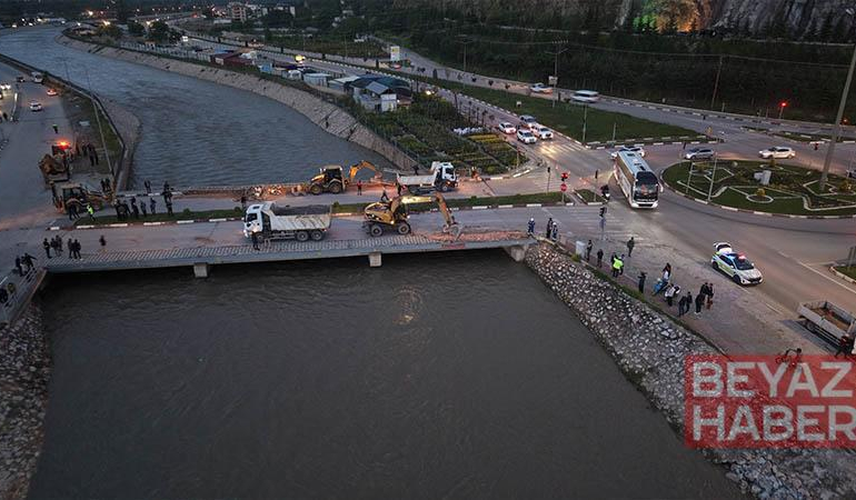 Tokat’ta Çedaş Kavşağı Köprüsü’nün yıkımına başlandı
