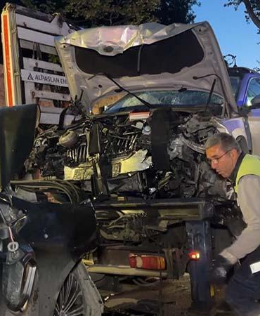 Beşiktaş’ta iki otomobil kafa kafaya çarpıştı: 9 yaralı