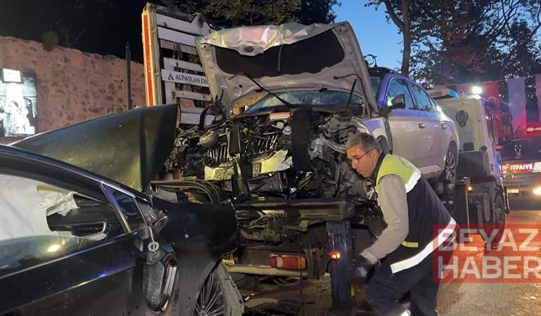 Beşiktaş’ta iki otomobil kafa kafaya çarpıştı: 9 yaralı