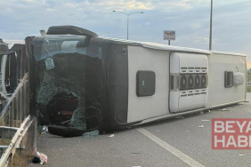 Yolcu otobüsü refüje çarpıp devrildi: 36 yaralı