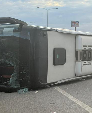 Yolcu otobüsü refüje çarpıp devrildi: 36 yaralı