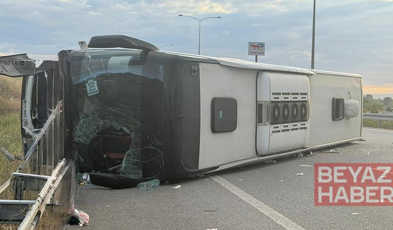 Yolcu otobüsü refüje çarpıp devrildi: 36 yaralı