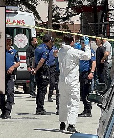 Annesini 20, babasını 10 bıçak darbesiyle öldüren şüpheli: Kriz anında yaptım