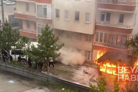 Mahalle sakinleri otomobili iterek alevlerden uzaklaştırmaya çalıştı