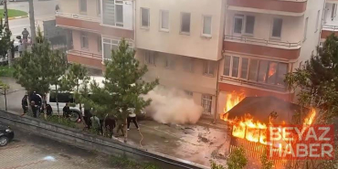 Mahalle sakinleri otomobili iterek alevlerden uzaklaştırmaya çalıştı