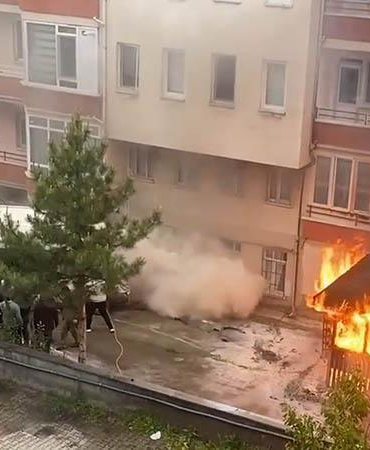 Mahalle sakinleri otomobili iterek alevlerden uzaklaştırmaya çalıştı