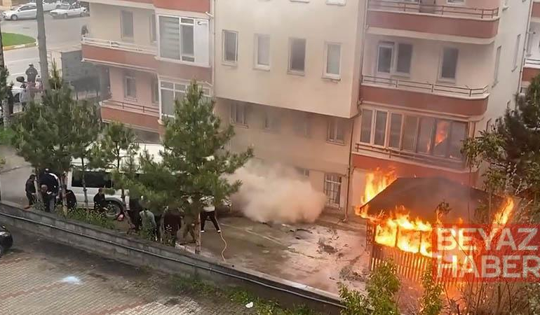 Mahalle sakinleri otomobili iterek alevlerden uzaklaştırmaya çalıştı