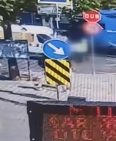 Dolmabahçe’de minibüsün çarptığı kadın trafik polisi ağır yaralandı; kaza kamerada