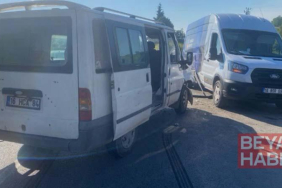 Minibüsler çarpıştı: 4 yaralı
