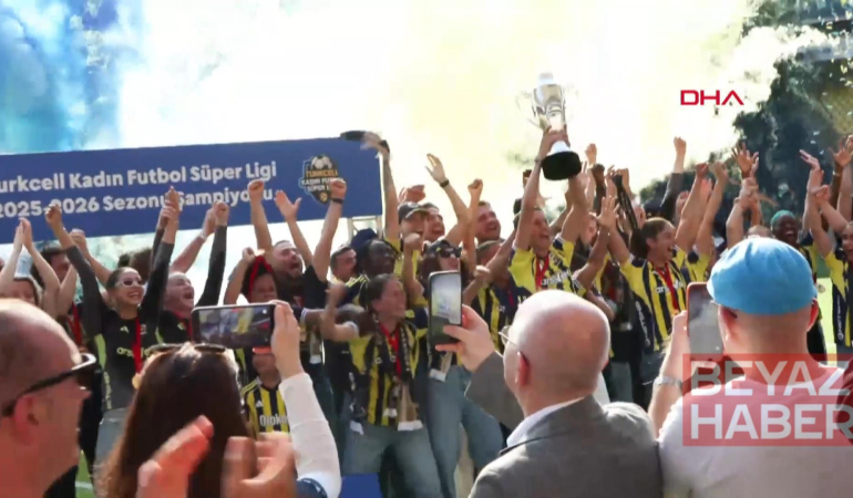 Fenerbahçe ArsaVev şampiyonluk kupasını aldı